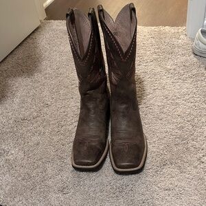 Women’s ariat square toe boots. 9b